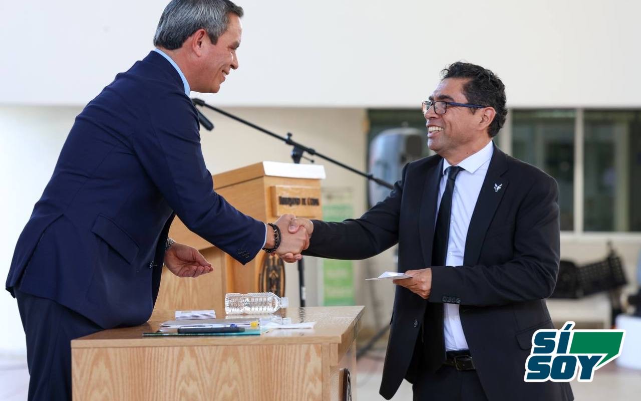 Entrega del nombramiento al Dr. Licona